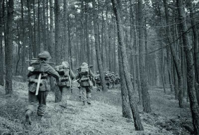 Soldats dans le bois de berjou août 44