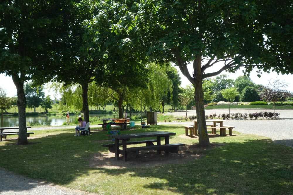 Tables de pique-nique près de l'étang de la queue d'aronde à Athis de l'Orne
