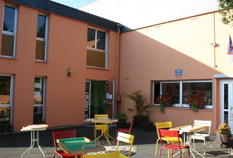 Bibli-Bellou-exterieur800-800×543