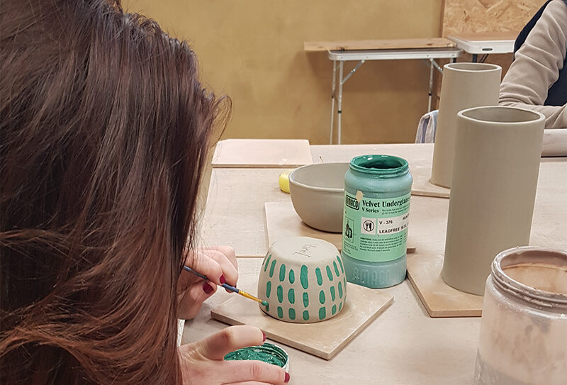 décor sur pot pincé