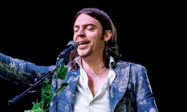 Thibault Wolf (en)chante Jacques Brel