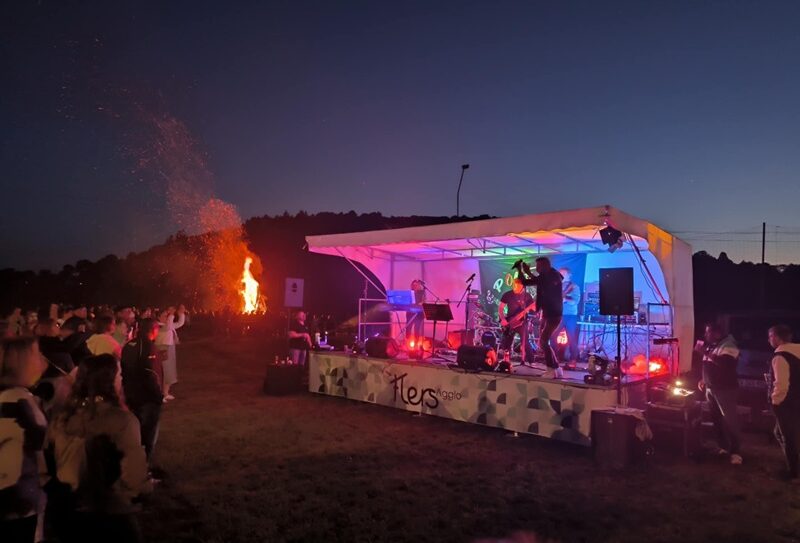 Feu de la Saint-Jean et groupe Pomello – photo d&rsquo;archive