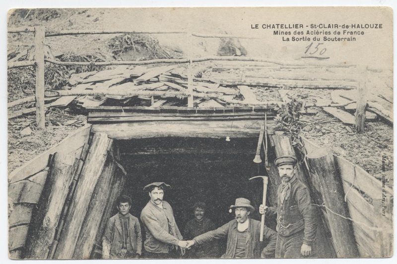 La sortie du souterrain. Carte postale.